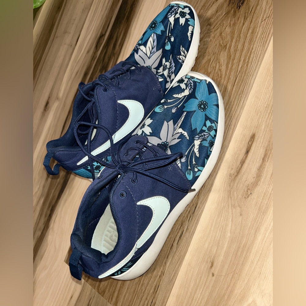 Nike roshe tennis shoes